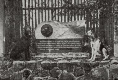 Pam�tn�k v Py�el�ch