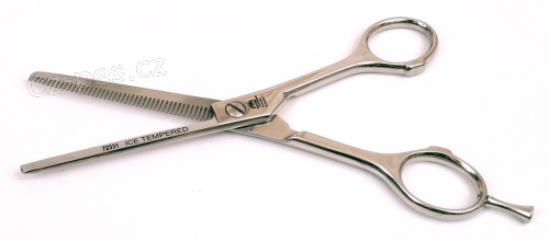 N�stroje pro �pravu srsti a dr�pk�