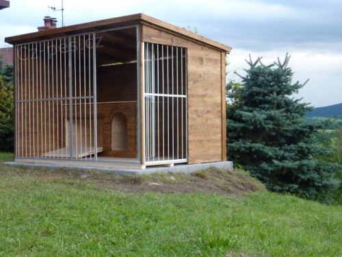 Kotec pro psa v ty�i s boudou